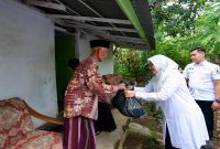 Bupati Banyuwangi Ipuk Fiestiandani menyerahkan paket sembako kepada warga pra sejahtera, Rabu (28/1/2026). (Foto Dok Ho/Nul- RadarBangsa.co.id)