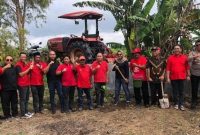 Kader PDI Perjuangan Jombang menanam pohon dan menebar benih ikan di Kecamatan Megaluh, Minggu (25/1/2026). (Foto Dok Ho/Ru-RadarBangsa.co.id)