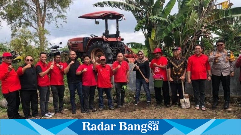 Kader PDI Perjuangan Jombang menanam pohon dan menebar benih ikan di Kecamatan Megaluh, Minggu (25/1/2026). (Foto Dok Ho/Ru-RadarBangsa.co.id)