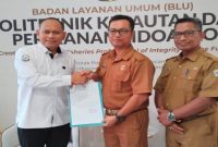 Pemkab Bangkalan menyerahkan surat permohonan kuota khusus mahasiswa PKP kepada pihak Politeknik Kelautan dan Perikanan Sidoarjo, Selasa (27/1/2026). (Foto Dok Ho/Nul-RadarBangsa.co.id)