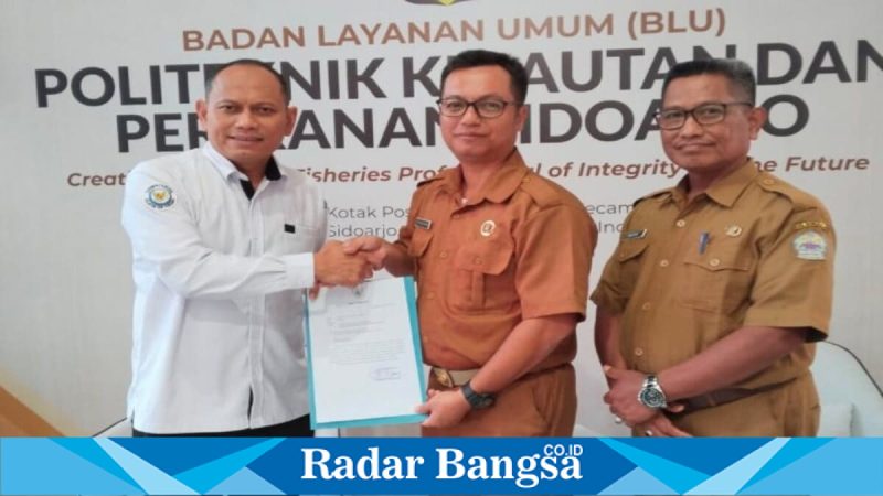 Pemkab Bangkalan menyerahkan surat permohonan kuota khusus mahasiswa PKP kepada pihak Politeknik Kelautan dan Perikanan Sidoarjo, Selasa (27/1/2026). (Foto Dok Ho/Nul-RadarBangsa.co.id)