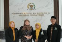Senator DPD RI Lia Istifhama berdialog dengan pelaku UMKM Markas UKM Jawa Timur di Kantor DPD RI Surabaya, Kamis (22/1/2026). (Foto Dok Ho/Nul-RadarBangsa.co.id)