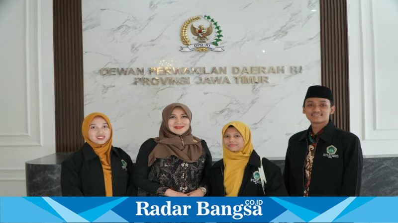 Senator DPD RI Lia Istifhama berdialog dengan pelaku UMKM Markas UKM Jawa Timur di Kantor DPD RI Surabaya, Kamis (22/1/2026). (Foto Dok Ho/Nul-RadarBangsa.co.id)