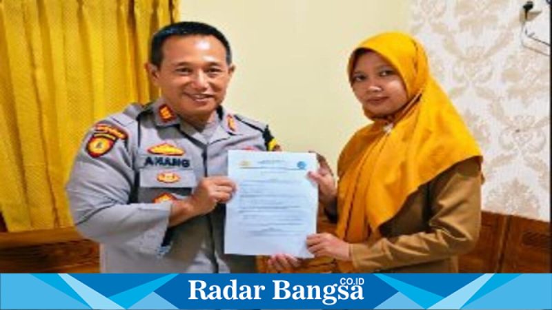 Kapolsek Tikung AKP Anang Purwo Widodo bersama Kepala TK Harapan Desa Botoputih saat penandatanganan MoU, Selasa (27/1/2026). (Foto Dok Ho/Nul-RadarBangsa.co.id)