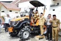 Bupati Jombang Warsubi didampingi Wakil Bupati Gus Salmanudin menyerahkan bantuan alsintan kepada kelompok tani di Dinas Pertanian Jombang. (Foto Dok Ho/RadarBangsa.co.id)