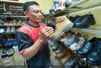 Aktivitas produksi sepatu di pabrik rumahan milik Riwayat di Desa Karangsono, Kecamatan Sukorejo, Kabupaten Pasuruan. (Foto Dok Ho/RadarBangsa.co.id)