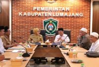Bupati Lumajang Indah Amperawati saat audiensi dengan FK KBIHU di Ruang Mahameru, Senin (26/1/2026). (Foto Dok Ho/Nul-sh - RadarBangsa.co.id)
