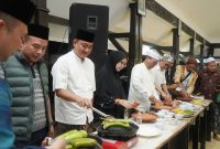 Bupati Lumajang Indah Amperawati bersama Forkopimda dan tokoh pesantren saat ngeliwet di Pendopo Arya Wiraraja, Senin (26/1/2026). (Foto Dok Ho/Nul-RadarBangsa.co.id)