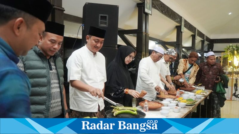 Bupati Lumajang Indah Amperawati bersama Forkopimda dan tokoh pesantren saat ngeliwet di Pendopo Arya Wiraraja, Senin (26/1/2026). (Foto Dok Ho/Nul-RadarBangsa.co.id)