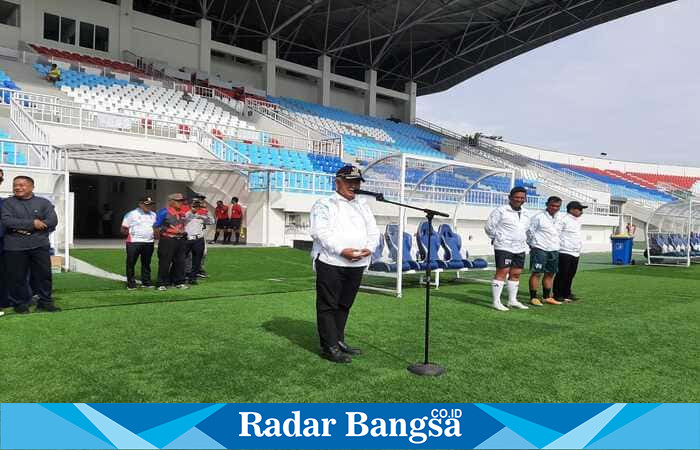 Bupati Malang Drs. H. M. Sanusi, M.M. melakukan kick off pembukaan Turnamen Sepak Bola Antar Pemerintahan Kabupaten Malang di Stadion Kanjuruhan, Kepanjen, Minggu (4/1). (Foto Dok Ho/RadarBangsa.co.id)