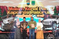 Bupati Pasuruan Rusdi Sutejo menyerahkan penghargaan kepada AKBP Jazuli Dani Irawan dan menyambut Kapolres baru AKBP Harto Agung Cahyono, Kamis (15/1/2026). Foto Dok Ho/RadarBangsa.co.id