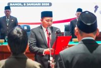 Bupati Pasuruan Rusdi Sutejo melantik dan mengambil sumpah 297 pejabat struktural di lingkungan Pemkab Pasuruan, Kamis (8/1/2026). (Foto Dok Ho/RadarBangsa.co.id)