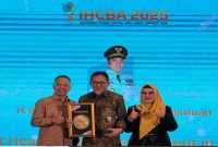 Asisten Perekonomian dan Pembangunan Setda Kabupaten Pasuruan Syaifudin Ahmad menerima penghargaan IHCBA 2025 di Jakarta, Jumat (23/1/2026). (Foto Dok Ho/Nul-RadarBangsa.co.id)