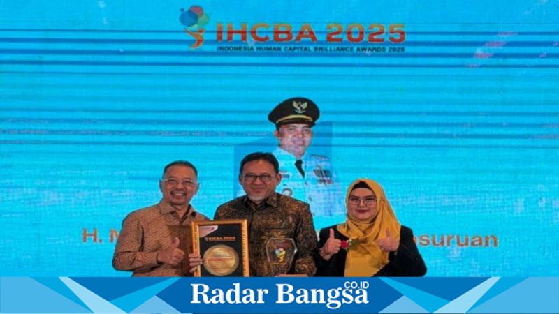 Asisten Perekonomian dan Pembangunan Setda Kabupaten Pasuruan Syaifudin Ahmad menerima penghargaan IHCBA 2025 di Jakarta, Jumat (23/1/2026). (Foto Dok Ho/Nul-RadarBangsa.co.id)