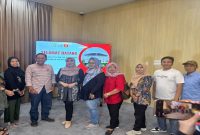 Senator Lia Istifhama berdialog dengan pelaku UMKM Markas UKM Jawa Timur di Kantor DPD RI Surabaya, Kamis (22/1/2026). (Foto Dok Ho/Nul-RadarBangsa.co.id)