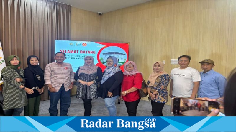 Senator Lia Istifhama berdialog dengan pelaku UMKM Markas UKM Jawa Timur di Kantor DPD RI Surabaya, Kamis (22/1/2026). (Foto Dok Ho/Nul-RadarBangsa.co.id)