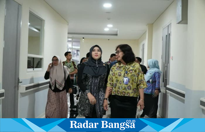 Anggota DPD RI Ning Lia Istifhama meninjau fasilitas layanan RS Mata Masyarakat Jawa Timur di Ketintang, Surabaya, Kamis (22/1/2026). (Foto Dok Ho/Nul-RadarBangsa.co.id)