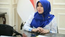 Anggota DPD RI Lia Istifhama menyampaikan pandangannya soal dampak gawai pada anak di Surabaya, Jumat (23/01). (Foto Dok Ho/Nul-RadarBangsa.co.id)