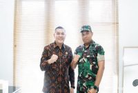 Wakil Menteri ATR/BPN H. Ossy Dermawan bersama Dandim 1201/Mempawah Letkol Czi Ali Isnaini saat kunjungan kerja di Kantor BPN Kabupaten Mempawah. (Foto Dok Ho/RadarBangsa.co.id)