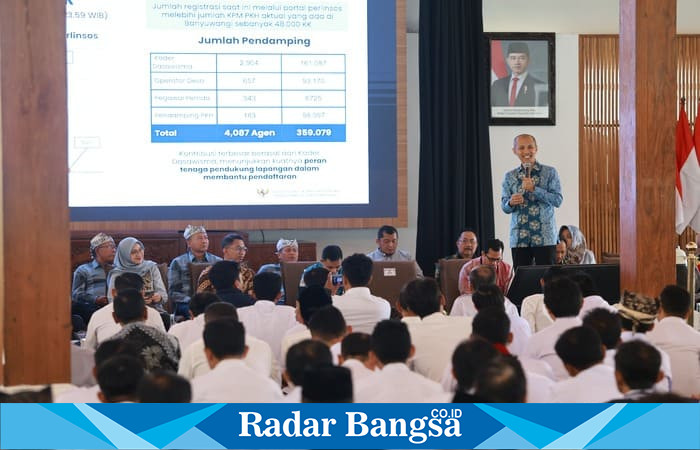 Rahmat Danu Andika menyampaikan sosialisasi tahapan lanjutan Perlindungan Sosial Digital di Pendopo Banyuwangi, Jumat (23/1/2026). (Foto Dok Ho/Nul-RadarBangsa.co.id)