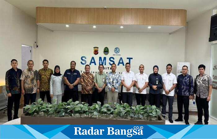 Dirlantas Polda Kalbar saat meninjau layanan Samsat Drive Thru dan Samsat Digital Terminal Leuwipanjang, Jawa Barat, Rabu (Foto Dok Ho/Ded-RadarBangsa.co.id)