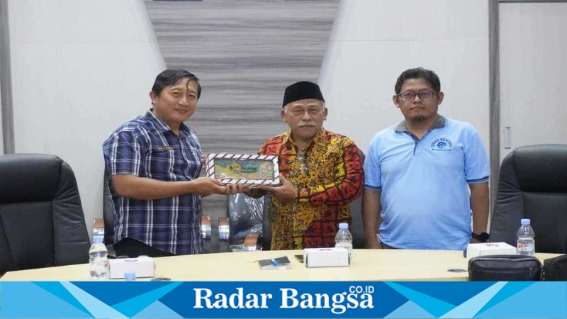 Rombongan DPRD Kabupaten Tulungagung berdiskusi dengan Diskominfo Bangkalan terkait transparansi digital dan pengawasan Command Center, Jumat (30/1/2026). (Foto Dok Ho/Nul-RadarBangsa.co.id)