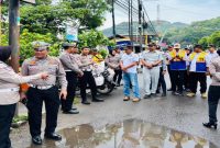 Tim Ditlantas Polda Jawa Timur melakukan pengecekan lapangan titik rawan kecelakaan di Trenggalek, Kamis (29/1/2026). (Foto Dok Ho/Yuan-RadarBangsa.co.id)