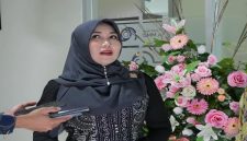 Senator DPD RI Ning Lia Istifhama usai mengikuti sidang dugaan mafia tanah di PN Surabaya. (Dok Foto Ho/Nul-RadarBangsa.co.id)