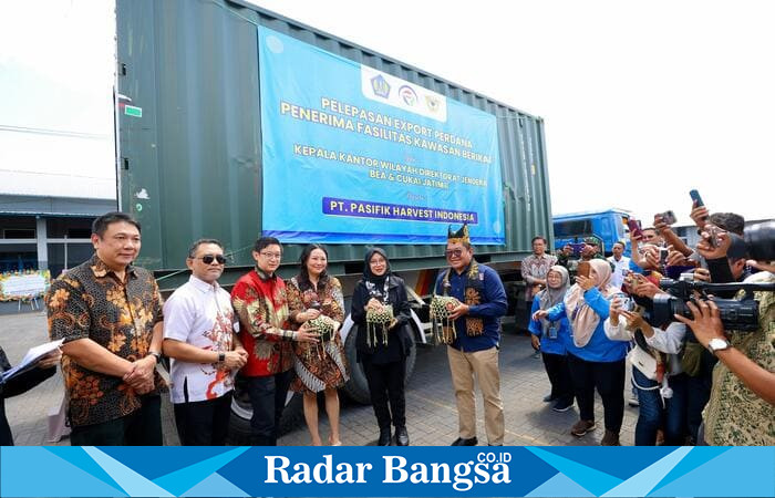 Bupati Banyuwangi Ipuk Fiestiandani saat melepas ekspor ikan kalengan PT Pacific Harvest pada April 2025 lalu. (Foto Dok Ho/RadarBangsa.co.id)