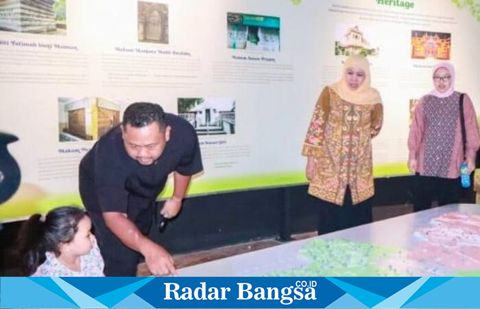 Gubernur Jawa Timur Khofifah Indar Parawansa bersama Bupati Gresik Fandi Akhmad Yani saat menaiki Bus TransJatim menuju kawasan wisata edukasi Gresik Universal Science (GUS) di Balongpanggang, Gresik, Minggu (4/1/2026). (Foto Dok Ho/RadarBangsa.co.id)
