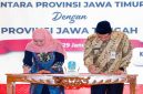 Gubernur Jawa Timur Khofifah Indar Parawansa saat penandatanganan MoU bersama Wakil Gubernur Jawa Tengah pada Misi Dagang dan Investasi Jatim–Jateng di Semarang, Kamis (29/1). (Foto Dok Ho/Nul–RadarBangsa.co.id)
