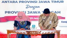Gubernur Jawa Timur Khofifah Indar Parawansa saat penandatanganan MoU bersama Wakil Gubernur Jawa Tengah pada Misi Dagang dan Investasi Jatim–Jateng di Semarang, Kamis (29/1). (Foto Dok Ho/Nul–RadarBangsa.co.id)