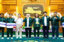 Gubernur Jawa Timur Khofifah Indar Parawansa didampingi Wakil Gubernur Emil Elestianto Dardak dan Ketua KONI Jatim Muhammad Nabil menyerahkan bonus simbolis kepada atlet dan pelatih SEA Games XXXIII 2025 di Grahadi, Surabaya
