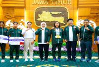 Gubernur Jawa Timur Khofifah Indar Parawansa didampingi Wakil Gubernur Emil Elestianto Dardak dan Ketua KONI Jatim Muhammad Nabil menyerahkan bonus simbolis kepada atlet dan pelatih SEA Games XXXIII 2025 di Grahadi, Surabaya