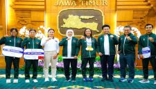 Gubernur Jawa Timur Khofifah Indar Parawansa didampingi Wakil Gubernur Emil Elestianto Dardak dan Ketua KONI Jatim Muhammad Nabil menyerahkan bonus simbolis kepada atlet dan pelatih SEA Games XXXIII 2025 di Grahadi, Surabaya