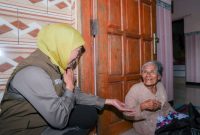 Gubernur Jawa Timur Khofifah Indar Parawansa berdialog dengan seorang warga lanjut usia saat meninjau banjir di Desa Laladan, Kecamatan Deket, Lamongan, Sabtu (10/1). (Foto Dok Ho/RadarBangsa.co.id)