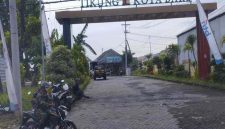 Gerbang kantor Perumahan Tikung Kota Baru (TKB) di Kecamatan Tikung, Lamongan, didatangi puluhan petani yang menuntut pelunasan pembayaran tanah. Foto Dok Ho/RadarBangsa.co.id