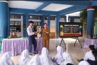 Tenaga gizi RSUD HMR Mataram saat memberikan penyuluhan gizi seimbang kepada siswa di salah satu sekolah, Senin (26/1/2026). (Foto Dok Ho/Aini-RadarBangsa.co.id)