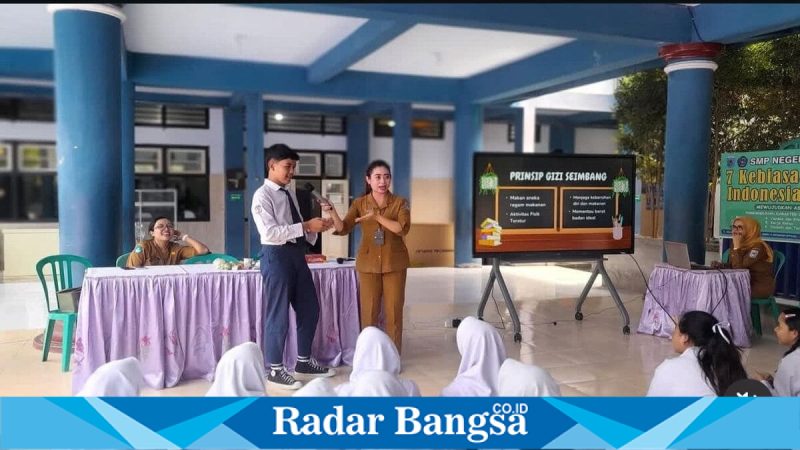 Tenaga gizi RSUD HMR Mataram saat memberikan penyuluhan gizi seimbang kepada siswa di salah satu sekolah, Senin (26/1/2026). (Foto Dok Ho/Aini-RadarBangsa.co.id)