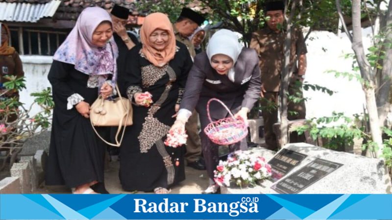 Wakil Bupati Sidoarjo Hj. Mimik Idayana bersama Forkopimda saat ziarah Harjasda ke-167 di TMP Sidoarjo, Senin (26/1/2026). (Foto Dok Ho/Nul-RadarBangsa.co.id)
