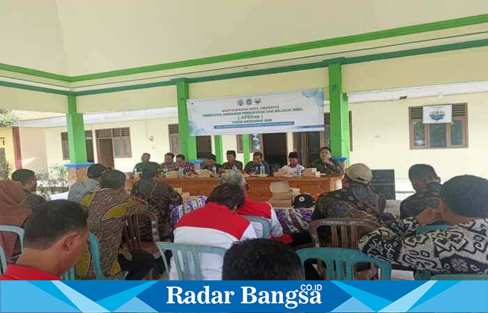 Bhabinkamtibmas dan Babinsa bersama pemerintah desa dan warga saat Musdes penetapan APBDes 2026 di Balai Desa Wonokromo, Tikung, Lamongan. Foto Dok Ho/RadarBangsa.co.id