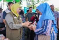 Gubernur Jawa Timur Khofifah Indar Parawansa membagikan beras SPHP dan telur gratis kepada warga saat pasar murah di Lamongan. (Foto Dok Ho/RadarBangsa.co.id)
