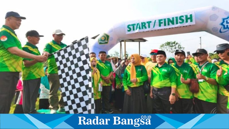 Wakil Bupati Pasuruan Shobih Asrori melepas peserta Jalan Sehat Kerukunan HAB ke-80 Kemenag di Desa Wonosari, Sabtu (24/1/2026). (Foto Dok Ho/Nul-RadarBangsa.co.id)