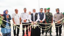 Gubernur Jawa Timur Khofifah Indar Parawansa saat meresmikan gedung baru UPT RSBL Pasuruan, Rabu (21/1). (Foto Dok Ho/Nul-RadarBangsa.co.id)
