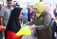 Gubernur Jawa Timur Khofifah Indar Parawansa meninjau langsung pelaksanaan Pasar Murah di Kecamatan Sumbersari, Jember. (Foto Dok Ho/RadarBangsa.co.id)