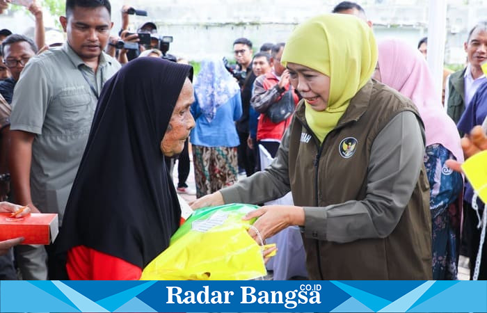 Gubernur Jawa Timur Khofifah Indar Parawansa meninjau langsung pelaksanaan Pasar Murah di Kecamatan Sumbersari, Jember. (Foto Dok Ho/RadarBangsa.co.id)