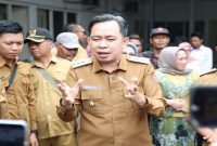 Bupati Jember Gus Fawait saat meninjau layanan cetak KTP Program Peta Cinta di Kecamatan Bangsalsari, Selasa (27/1/2026). (Foto Dok Ho/Hery-RadarBangsa.co.id)