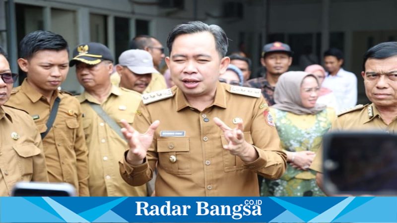 Bupati Jember Gus Fawait saat meninjau layanan cetak KTP Program Peta Cinta di Kecamatan Bangsalsari, Selasa (27/1/2026). (Foto Dok Ho/Hery-RadarBangsa.co.id)