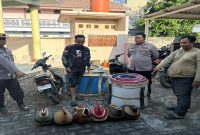 Petugas Polsek Brondong mengamankan ayam aduan dan perlengkapan sabung ayam di Desa Sumberagung, Lamongan, Kamis (29/1/2026). (Foto Dok Ho/Nul-RadarBangsa.co.id)