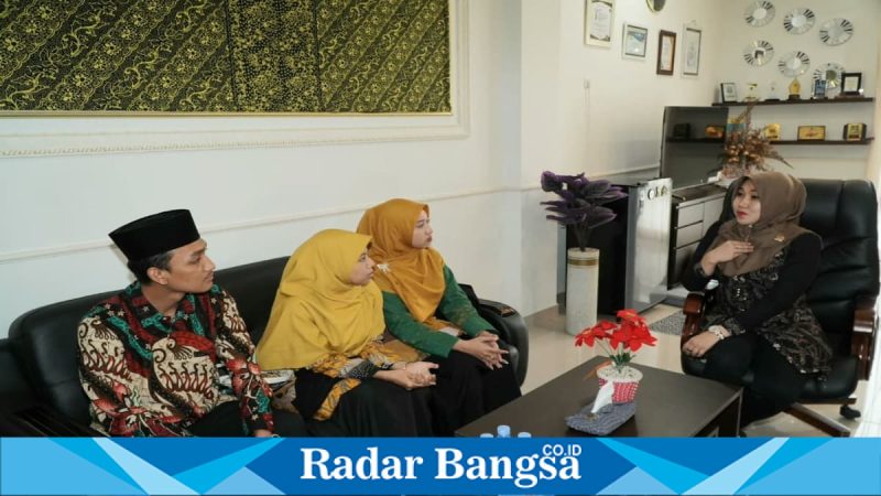 Anggota DPD RI Lia Istifhama memberi apresiasi kepada mahasiswi STAI Taruna Surabaya peserta KKN internasional di Jeddah, Senin (26/1). (Foto Dok Ho/NUL-RadarBangsa.co.id)
